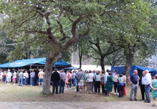 Centos de veciños e veciñas de Frades celebran a Festa na honra a San Miguel cunha romaría campestre na carballeira de San Nicolau